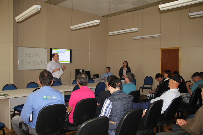 SECRETARIA DE AGRICULTURA PROMOVE REUNIÃO